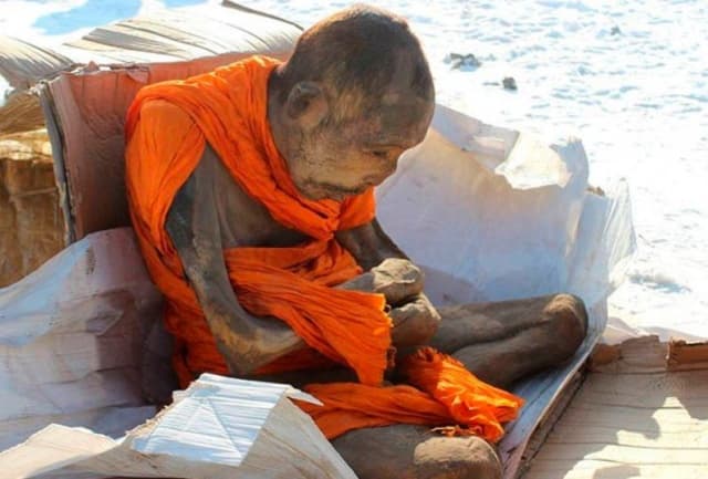 Descoberta da múmia de um monge budista meditando há 200 anos