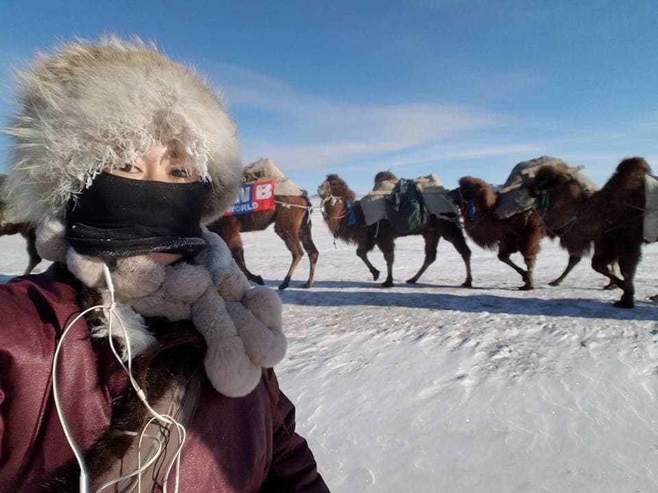 Esta mulher mongol atravessa o mundo com seus camelos